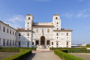 Vue sur la façade intérieure et le piazzale de la Villa Médicis © Daniele Molajoli