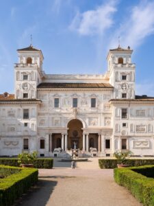 Vue sur la façade intérieure et le piazzale de la Villa Médicis © Daniele Molajoli