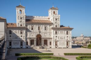 Vue sur la façade intérieure et le piazzale de la Villa Médicis © Assaf Shoshan