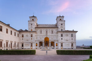 Vue sur la façade intérieure et le piazzale de la Villa Médicis © Daniele Molajoli