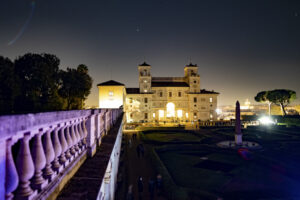 Vue de la façade intérieure de la Villa Médicis de nuit © M3 Studio